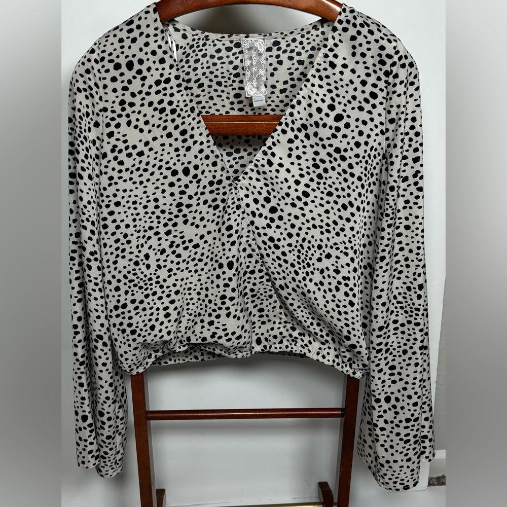Sadie & Sage Dalmatian Print Crop Top Blouse V-Neck Long Bell Sleeve Size L